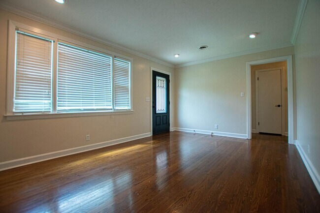 Foto del edificio - Three Bedroom off of Madison!