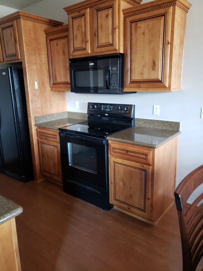 Foto del edificio - Bison Cove 2 Bed / 2 Bath - upstairs corner unit