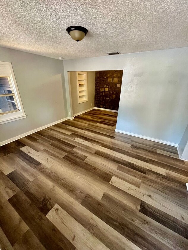 Primary Photo - NICE 3BR/1BA Home With Large Yard, Covered...