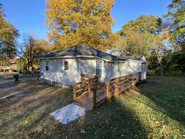 Building Photo - 2 Bedroom / 1 Bath