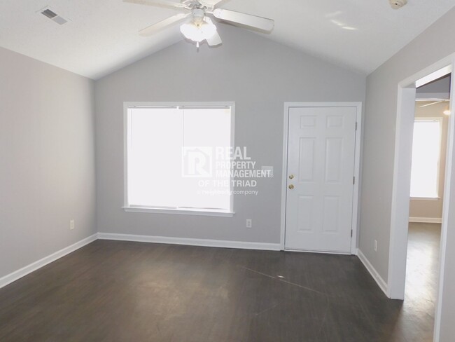 Foto del edificio - Cute 3 Bedroom/2 Bath Home in Greensboro 2...