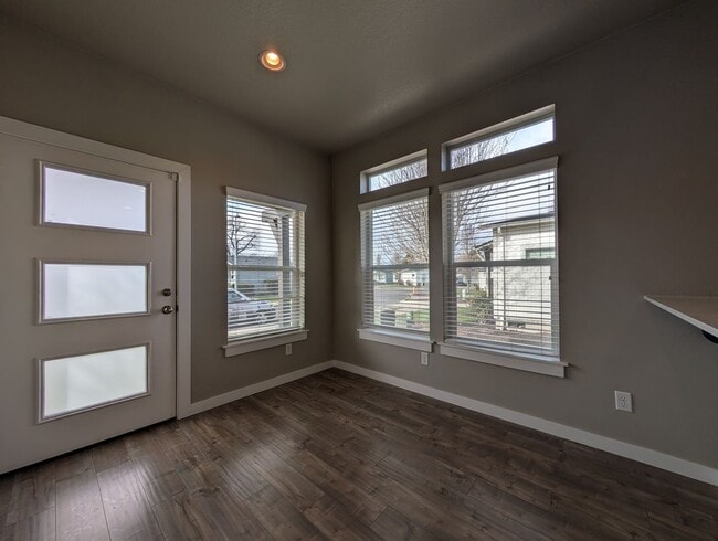 Building Photo - Beautiful 2 bedroom/1 bath home. Landscaping included!