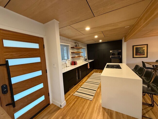 Building Photo - Incredible 4 bed, 3 bath SW Portland Home!...