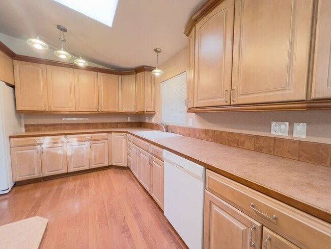 Building Photo - 3 bedroom rambler on corner lot