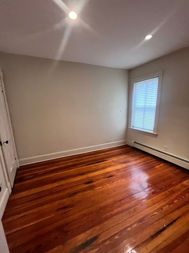 Building Photo - NO FEE!!  MASSIVE MISSION HILL 6 BED/3 BATH available 9/1/2026