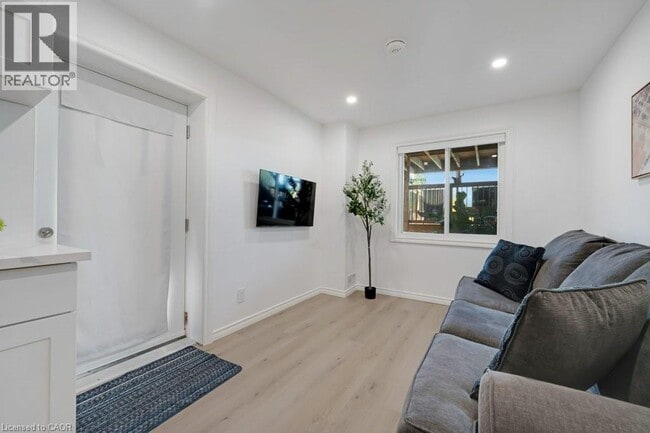 Building Photo - 160 Freure Dr