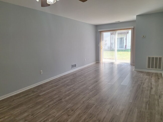 Building Photo - Enjoy condo life in this spacious ranch st...