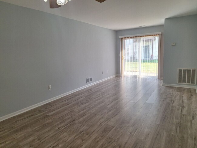 Foto del edificio - Enjoy condo life in this spacious ranch st...