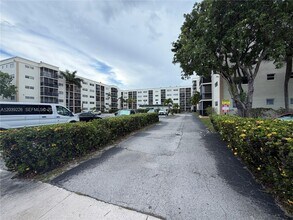 Building Photo - 220 SW 9th Ave