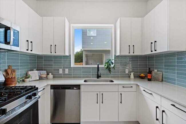 Building Photo - 401 N Bluff Dr