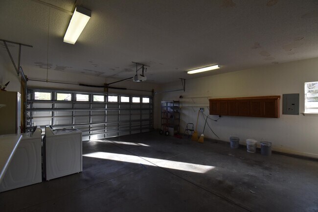 Building Photo - 312 Willow Way