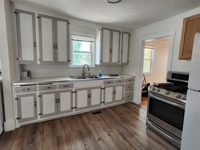 Building Photo - 811 Ridge Ave