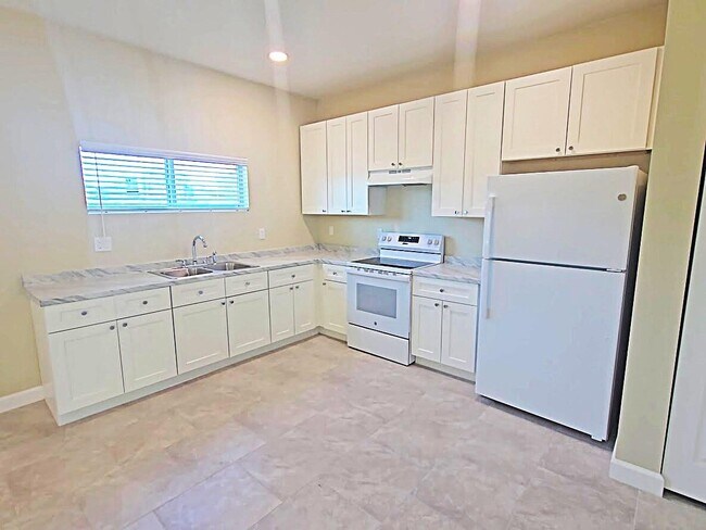 Building Photo - 4951 Serafica Dr