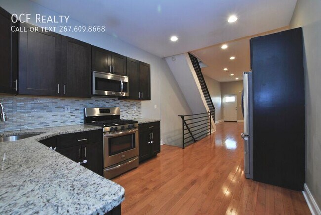 Building Photo - Three Bed Newbold Townhome