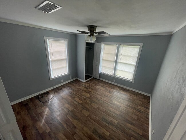 Building Photo - In the heart of Cleburne