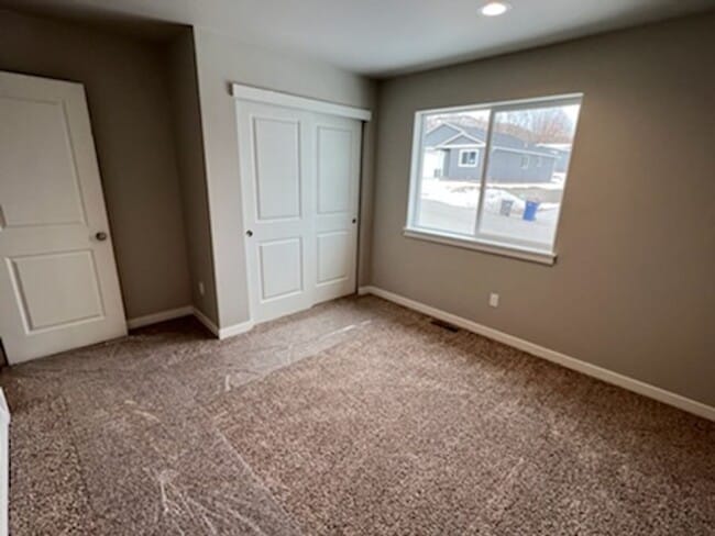 Building Photo - 1090 S New Oak Ln