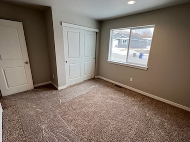 Foto del edificio - 3 bed/2 bath rambler style home! Attached garage, fenced back yard & A/C!