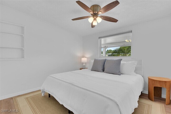 Foto del edificio - 2048 Holiday Ln