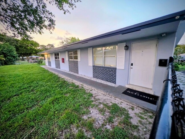 Building Photo - LC 13:22-24 SW 10th St