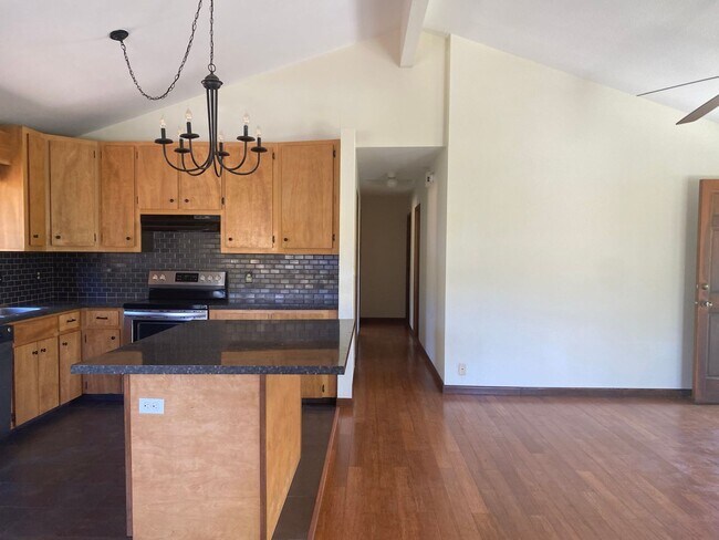 Foto del edificio - Spacious 3-Bedroom Home with Garage, Lanai...