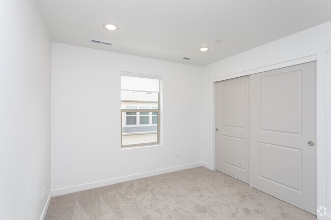 1 habitación, 1,5 baños - 775 pies cuadrados - Dormitorio - Innovation Park at Holbrook Farms