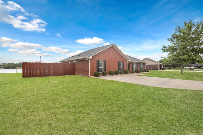 Building Photo - 138 Wayfair Ln