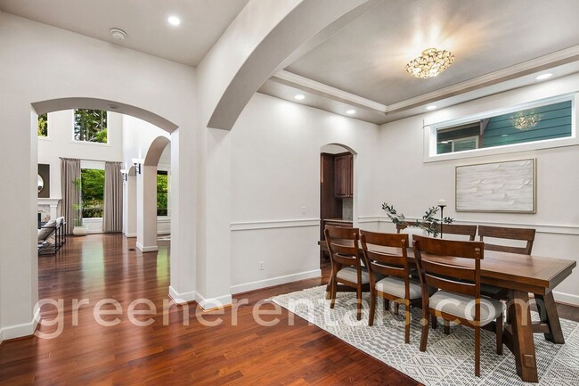 Foto del edificio - Luxurious 4BD 3.5BA Home in Campus Highlands