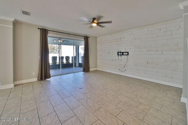 Building Photo - 135 Park Lake Dr