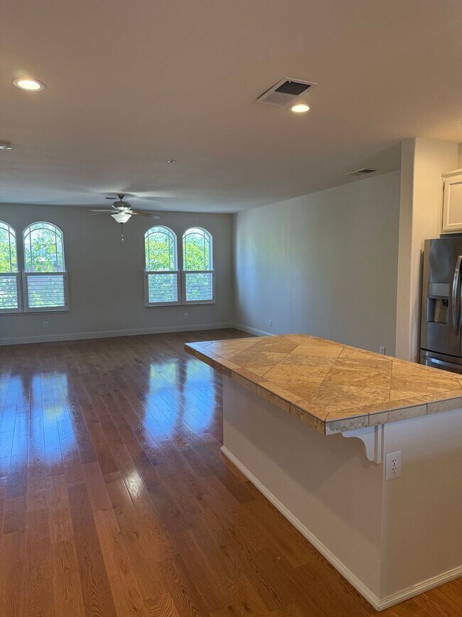 Foto del edificio - Well maintained 3 bedroom, 2.5 bath condo close to Windsor Town Green