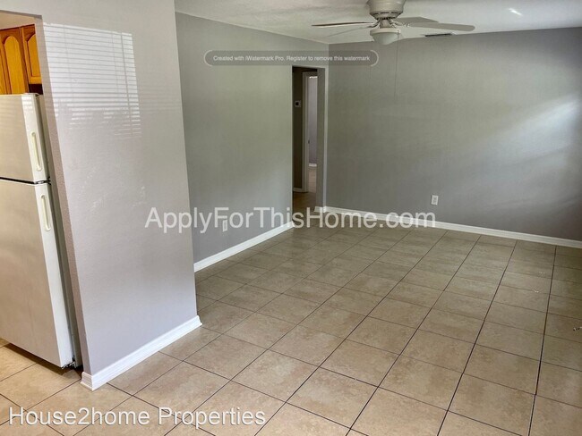 Building Photo - 3 br, 1 bath House - 4214 E Sandalwood Cir S
