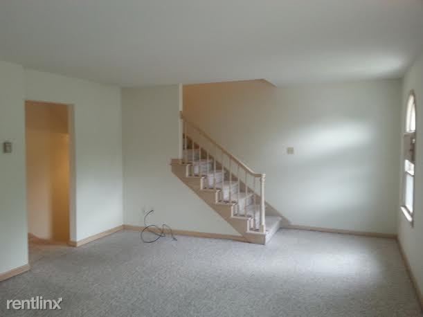 Building Photo - 3 br, 1.5 bath Townhome - 1 Flood Drive