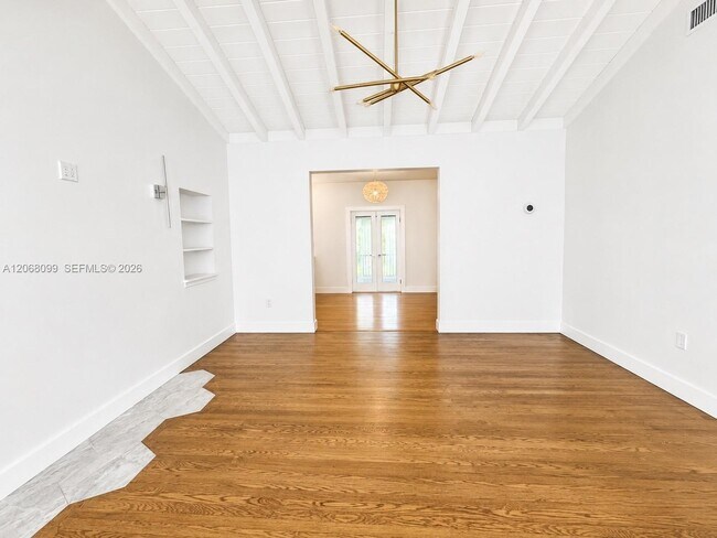 Foto del edificio - 7825 Byron Ave