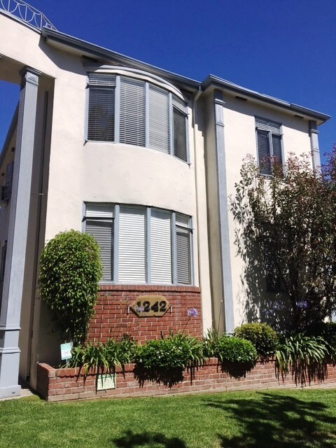 Foto del edificio - 1242 N Laurel Ave