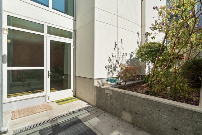 Building Photo - 555 4th St