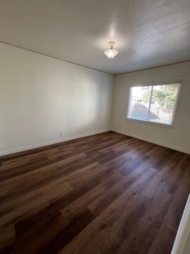 Building Photo - Modern Midtown Living! Stylish 1BD/1BA Dup...