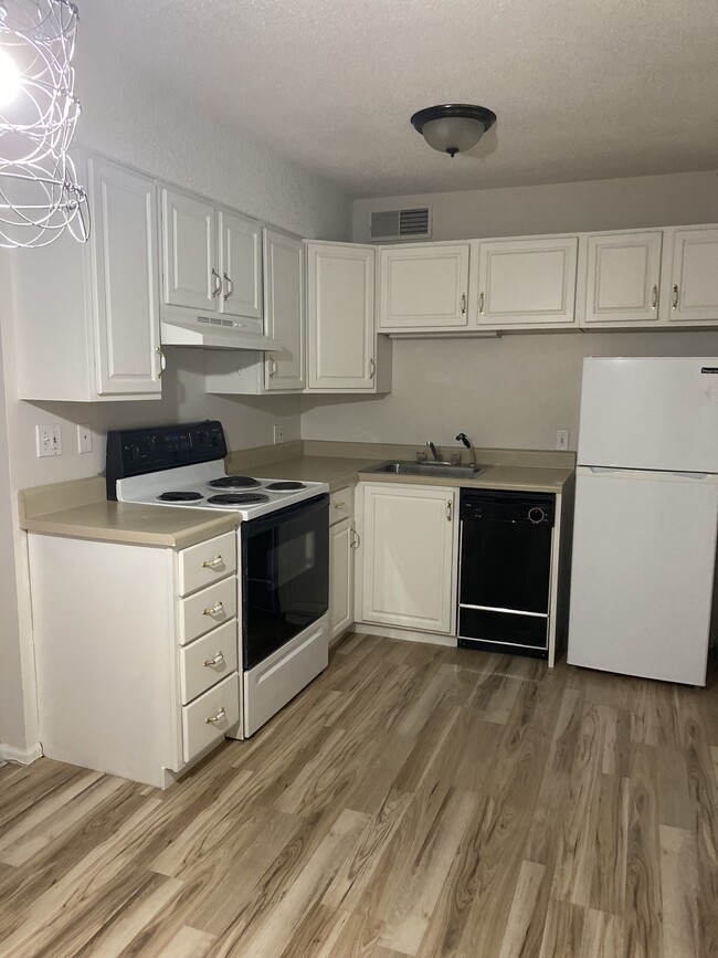 Kitchen - 2811 Pembroke Ln