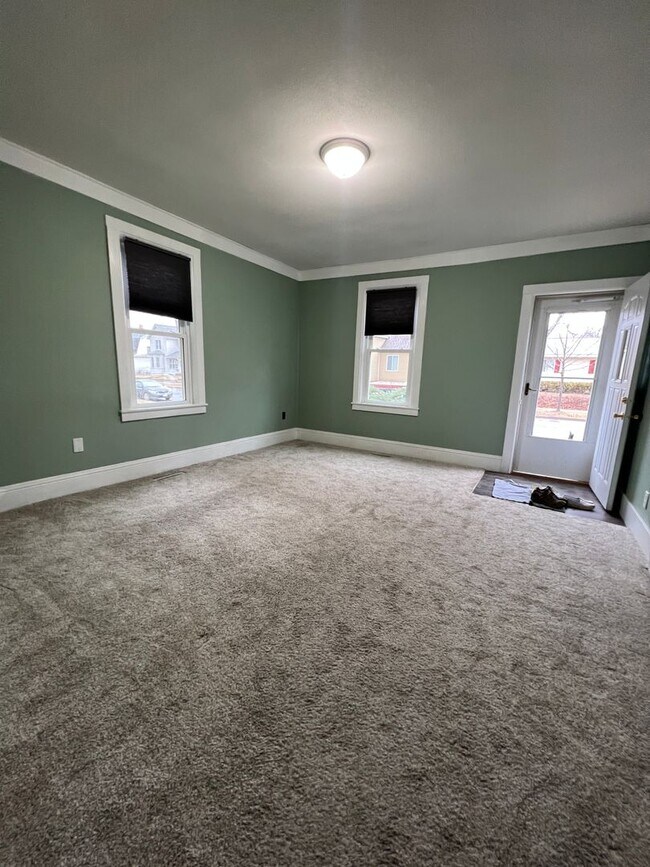 Building Photo - Large Single Family Home in Heart of La Cr...