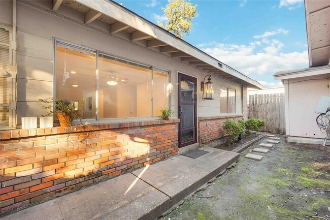 Building Photo - 4304 Sherwood Ln