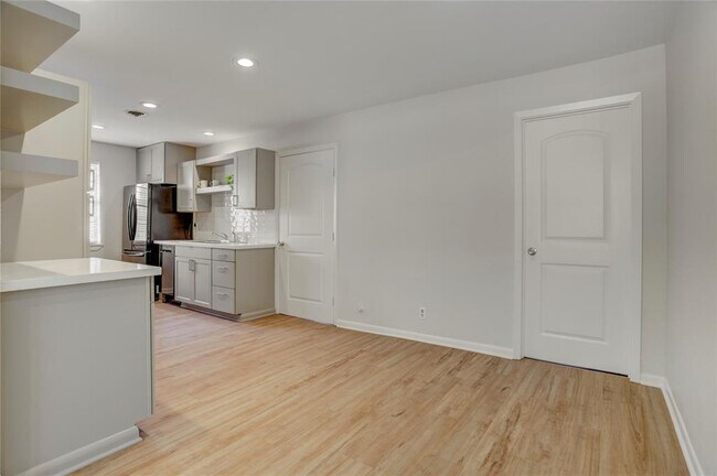 Building Photo - 334 Pennington Dr