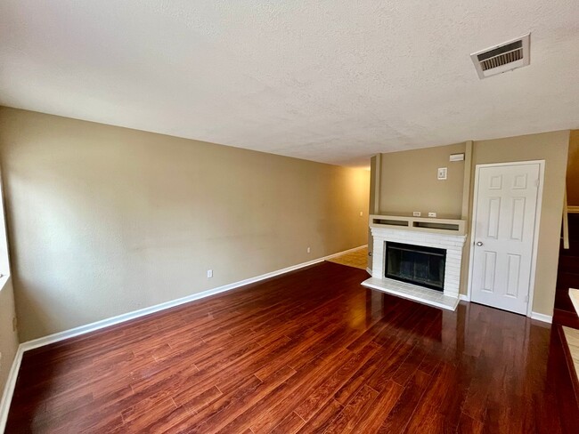 Building Photo - Beautiful 2B 2.5BA Townhouse in El Cajon
