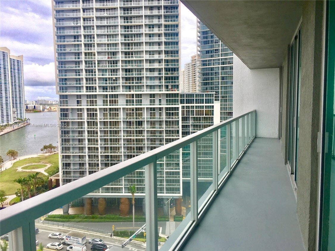 Primary Photo - 500 Brickell Ave