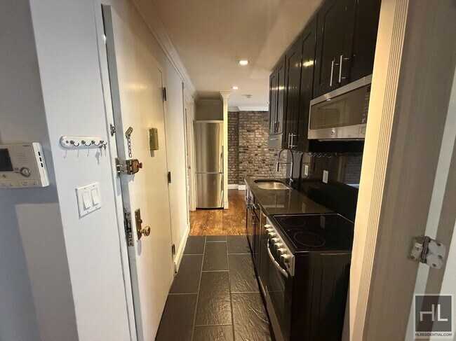 Foto del edificio - Mulberry Street | Little Italy 3-Bedroom Pre-War w/Private Balcony! NO Broker's Fees