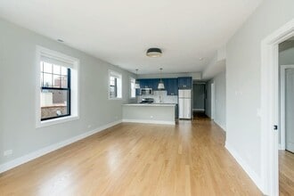 Building Photo - 2032 W Montrose Ave