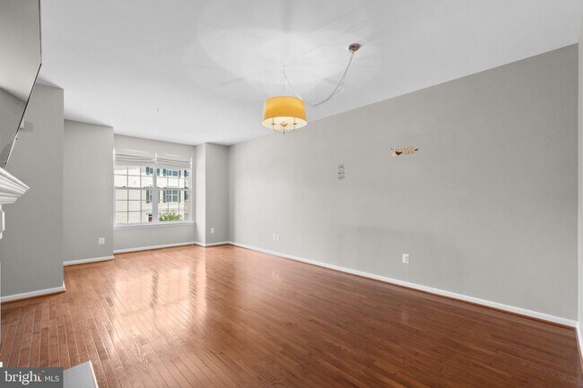 Building Photo - 677 Tivoli Rd