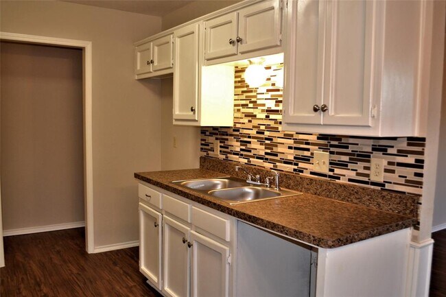 Building Photo - 2521 La Paloma Dr