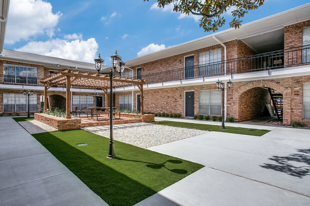 Apartment In Meyerland Area