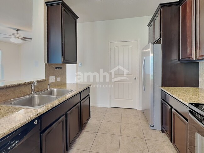 Foto del edificio - 2129 Hazelwood Dr