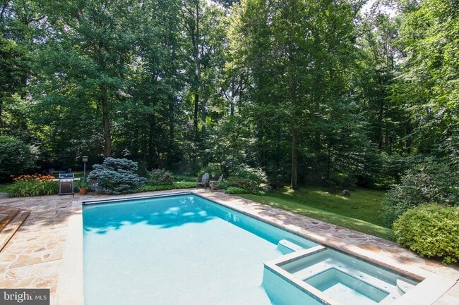 Building Photo - 46 Bouvant Dr