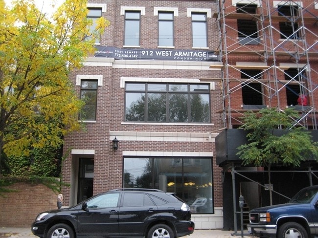 Building Photo - 912 W Armitage Ave