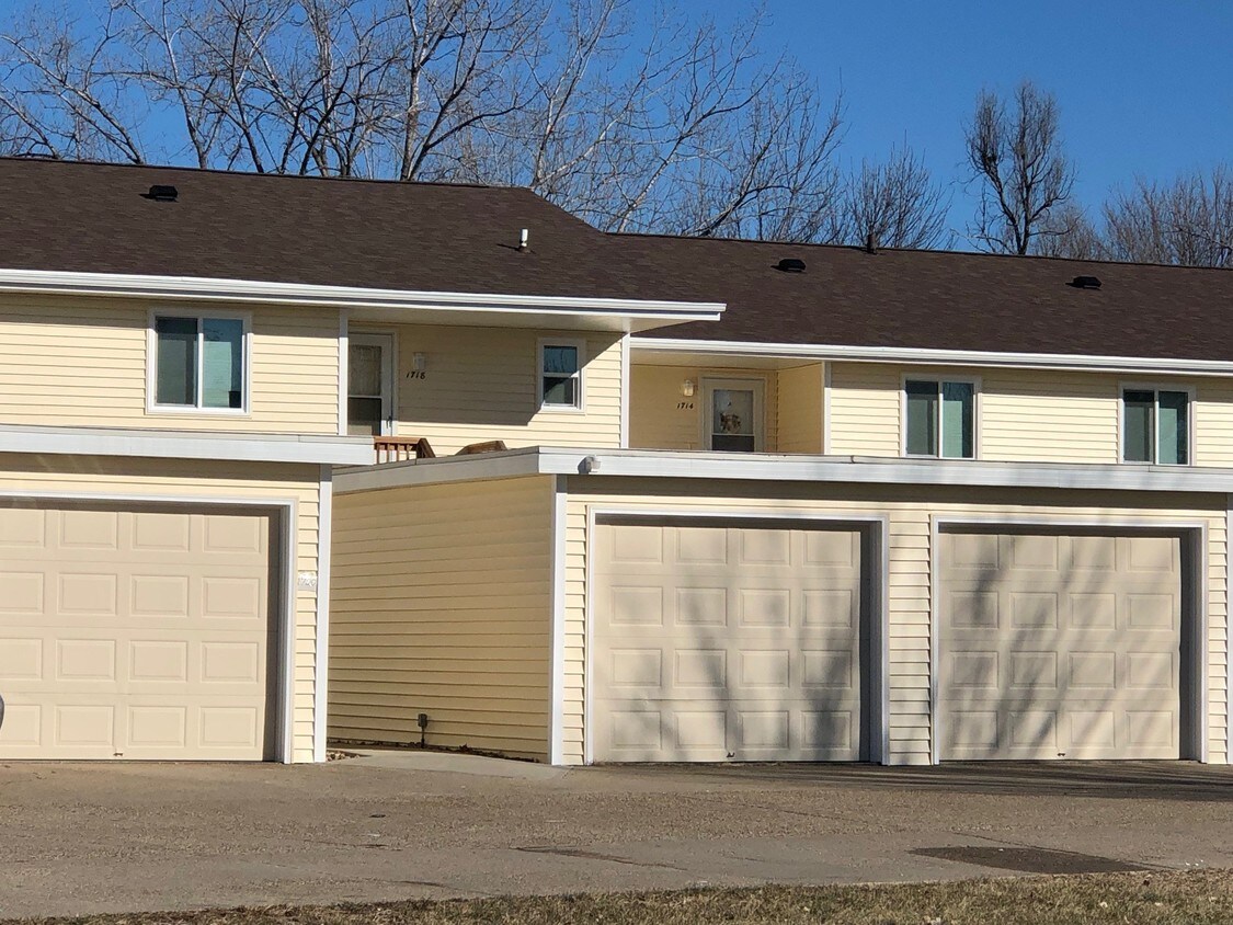1 Car Garage - 1718 NW Pine Rd